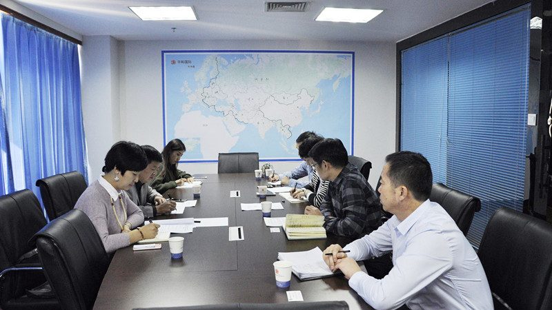 在选择上市辅导机构和保荐机构时，企业应关注以下因素：